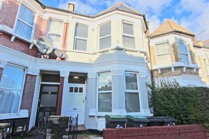 3 Bedroom Flat To Rent In Warham Road, London, N4