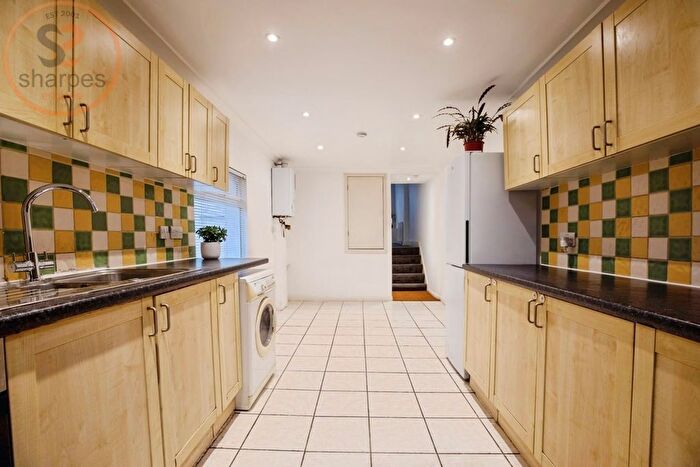 2 Bedroom Flat To Rent In The Broadway, London, SW19