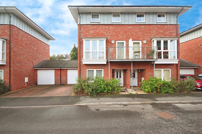 5 Bedroom Semi Detached House For Sale In Kempton Drive, Warwick, CV34