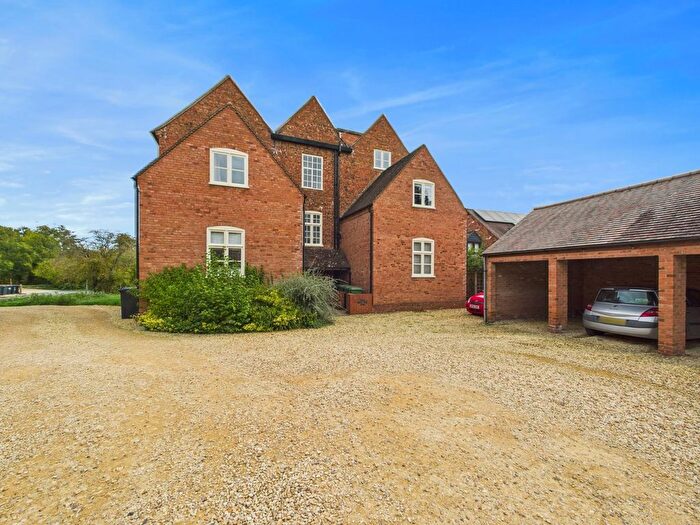 2 Bedroom Flat For Sale In Harrow Croft, Worcester, Worcestershire, WR2