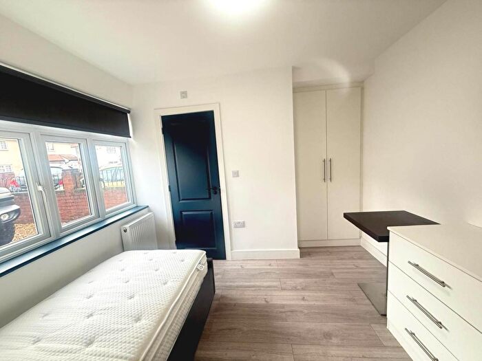 11 Bedroom Semi-detached House To Rent In Hunters Grove, Hayes, UB3