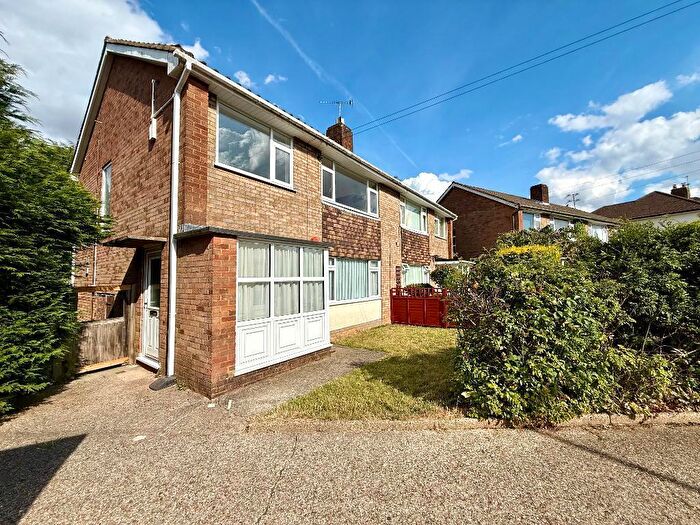 2 Bedroom Maisonette For Sale In Heywood Drive, Round Green, Luton, Bedfordshire, LU2