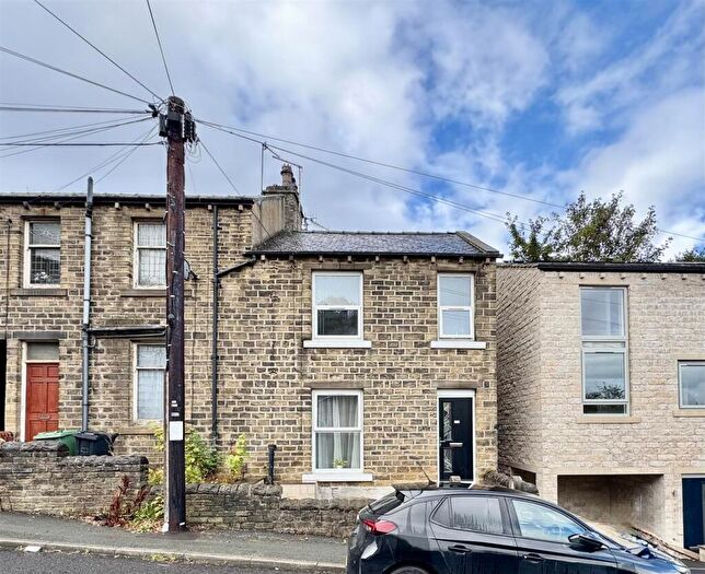 2 Bedroom End Of Terrace House For Sale In Almondbury Bank, Huddersfield, HD5