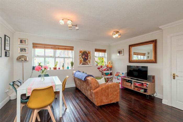 2 Bedroom Flat To Rent In Twig Folly Close, Canary Wharf, E2