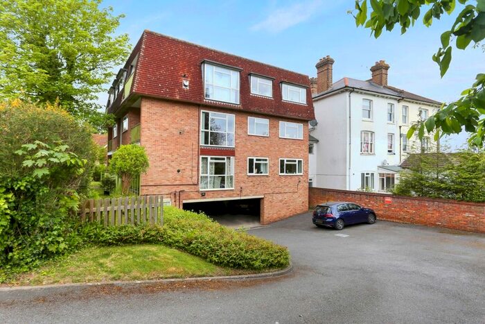2 Bedroom Flat To Rent In Harvey Road, Guildford, GU1