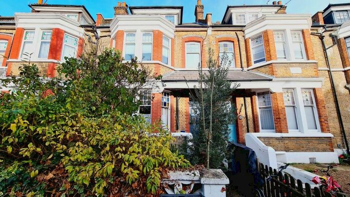 4 Bedroom Flat To Rent In Bergholt Crescent, London, N16