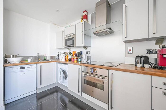2 Bedroom Flat To Rent In Elektron Tower, Docklands, London, E14