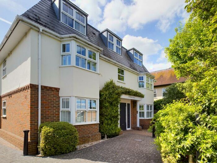 2 Bedroom Apartment To Rent In Surrey, KT16