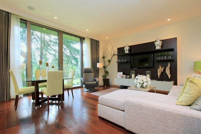 2 Bedroom Flat To Rent In Hampstead Lane, London, N6