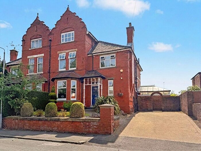 6 Bedroom Semi-Detached House For Sale In Glebelands Road, Prestwich, M25