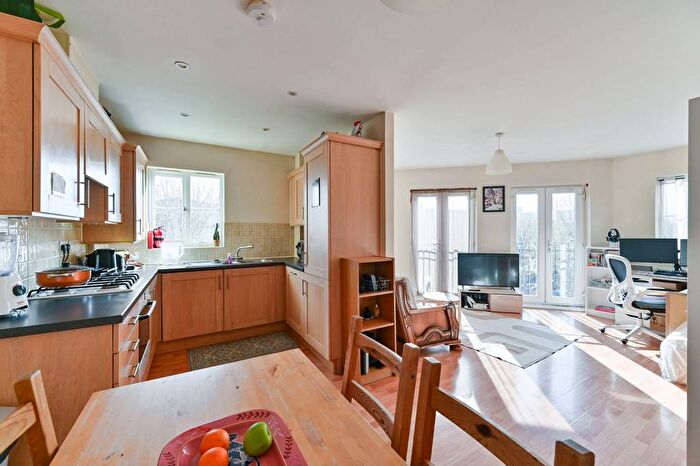 2 Bedroom Flat To Rent In Chandler Way, Peckham, London, SE15