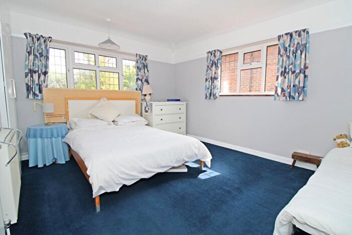 4 Bedroom Detached House For Sale In Oakwood Avenue, Beckenham, BR3