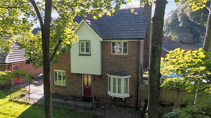 3 Bedroom Detached House For Sale In Lynton Close, Farnham, Surrey, GU9