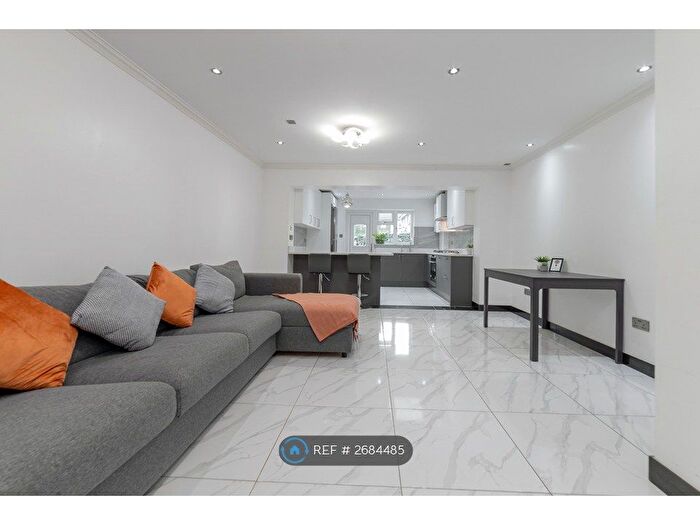 4 Bedroom Terraced House To Rent In Southwood Close, Worcester Park, KT4