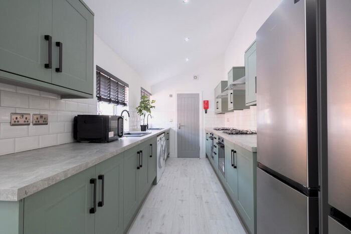 6 Bedroom House To Rent In Avondale Street, Lincoln, LN2