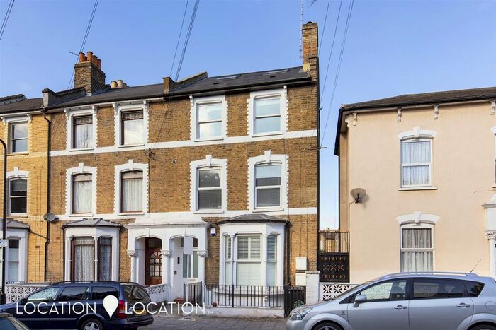 3 Bedroom Flat To Rent In Reighton Road, London, E5