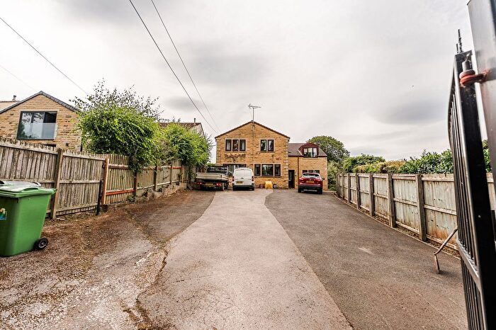 6 Bedroom Detached House For Sale In Lea Road, Batley, WF17