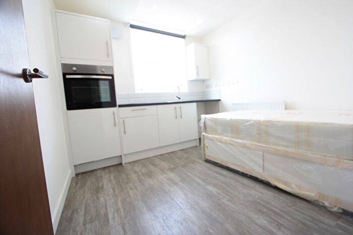 Studio To Rent In Putney High Street, London, SW15