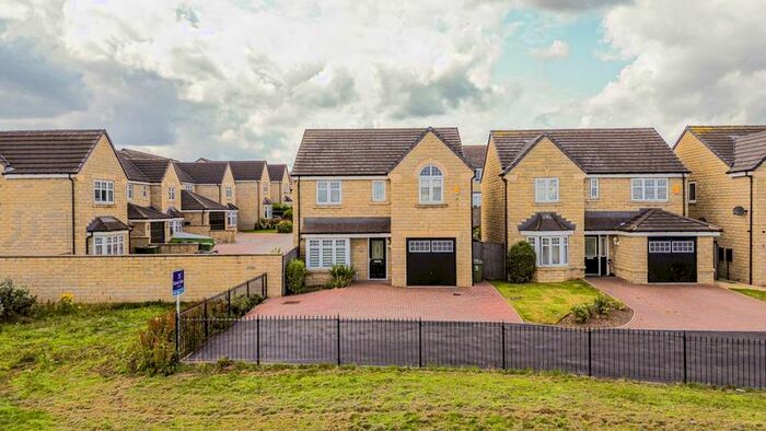 4 Bedroom Detached House For Sale In Farriers Way, Huddersfield, HD3