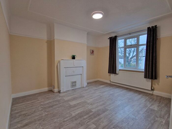 3 Bedroom Flat To Rent In Kenton Lane, Harrow, Middlesex, HA3