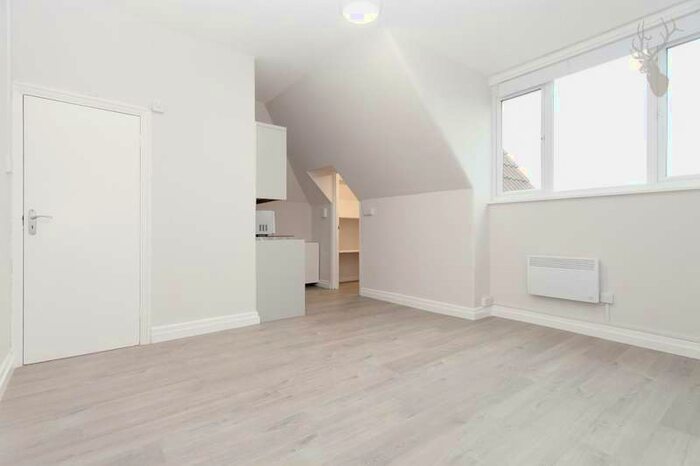 1 Bedroom Studio Flat To Rent In Hillside Crescent, Leigh-on-sea, SS9