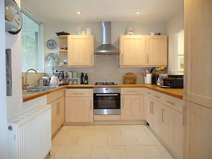 3 Bedroom Maisonette To Rent In Westbridge Road, London, SW11