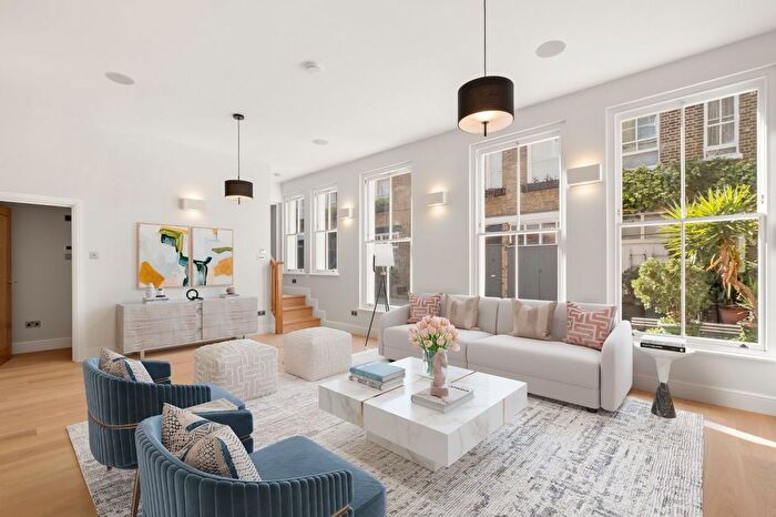 3 Bedroom Mews To Rent In Farnell Mews, Earls Court, SW5