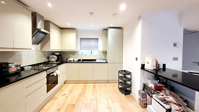 3 Bedroom Semi-Detached House To Rent In Ingledene Close, London, NW4