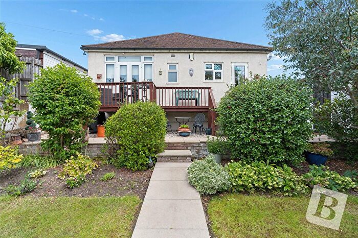 2 Bedroom Detached Bungalow For Sale In Betterton Road, Rainham, RM13