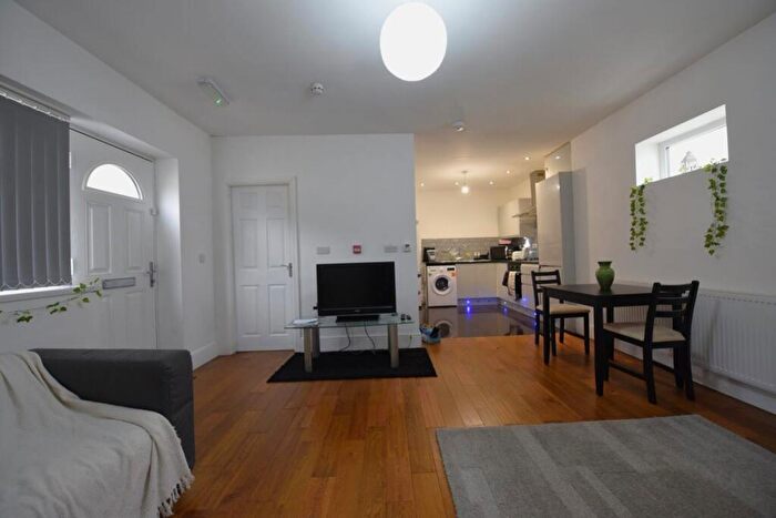 2 Bedroom Flat To Rent In A Kelso Street, LS2