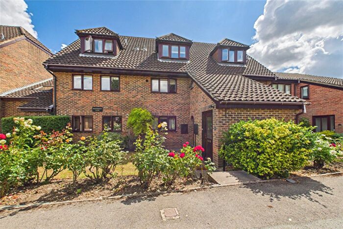 2 Bedroom Maisonette For Sale In Wiltshire Drive, Wokingham, Berkshire, RG40