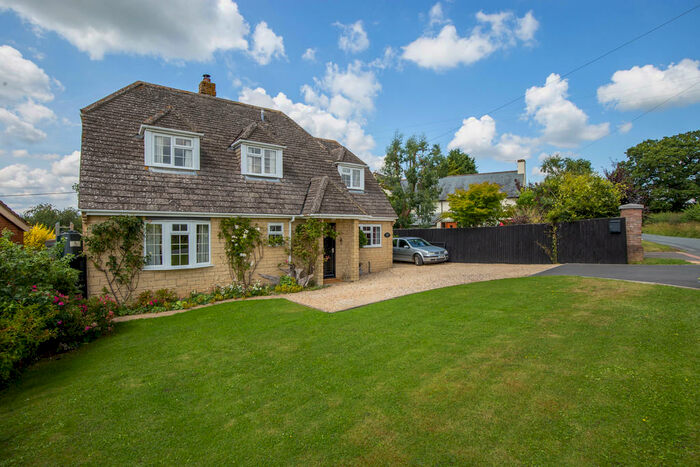 3 Bedroom Detached House For Sale In Brinkworth, SN15