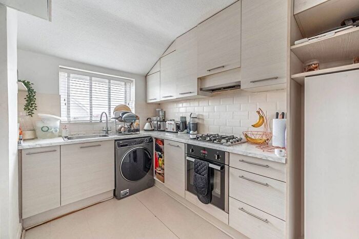 1 Bedroom Maisonette To Rent In Grove Crescent, Colindale, London, NW9