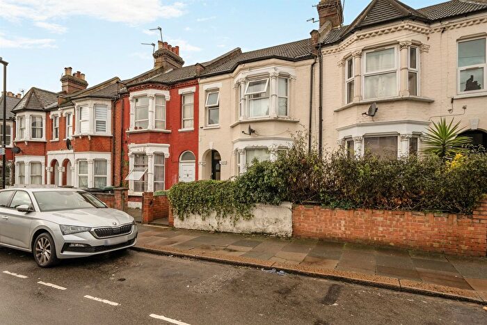 2 Bedroom Flat For Sale In Handsworth Road, London, N17