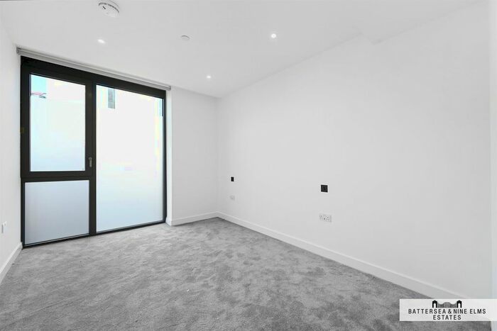 2 Bedroom Flat To Rent In Bowden House, Prince Of Wales Drive, SW11