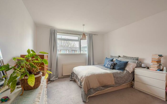 1 Bedroom Flat To Rent In Dryden Court, SE11