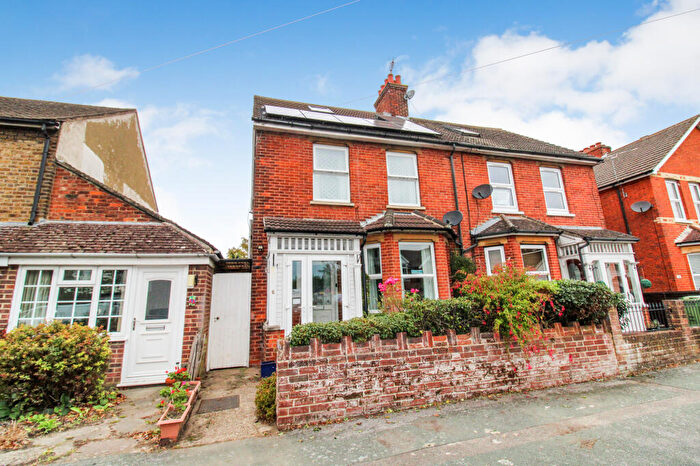 3 Bedroom Semi-Detached House For Sale In Oxford Road, Farnborough, GU14