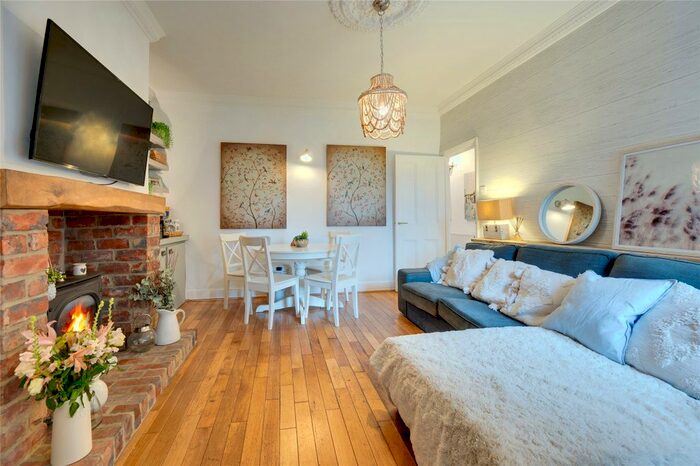 2 Bedroom Flat For Sale In Earls Drive, Low Fell, Gateshead, NE9