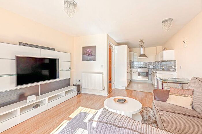 2 Bedroom Flat For Sale In Fosse Close, Leicester, Leicestershire, LE3