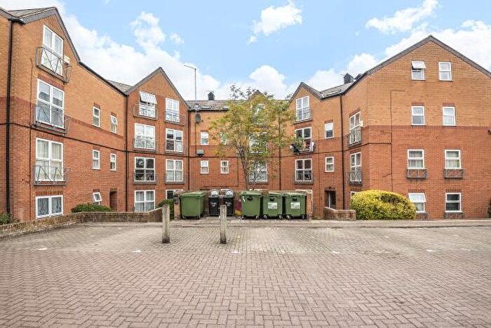 2 Bedroom Flat To Rent In Ashby Court, Banbury, OX16
