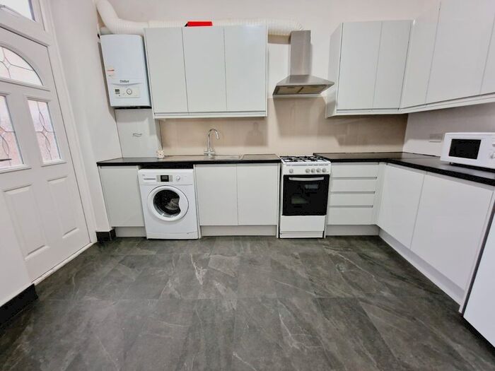2 Bedroom Flat To Rent In Green Lanes, Harringay, N8
