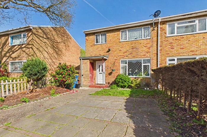 3 Bedroom End Of Terrace House For Sale In Cambridge Road, Owlsmoor, Sandhurst, Berkshire, GU47