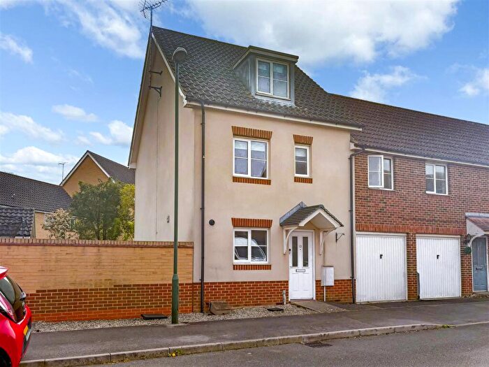 4 Bedroom Terraced House For Sale In Hollist Chase, Wick, Littlehampton, BN17