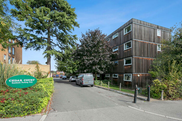 2 Bedroom Flat To Rent In Churchfields, Woodford Green, Essex, E18