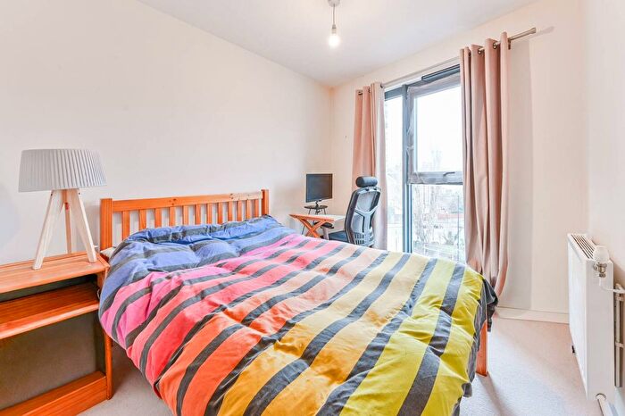 2 Bedroom Flat To Rent In Hythe House, Stoke Newington, London, N4