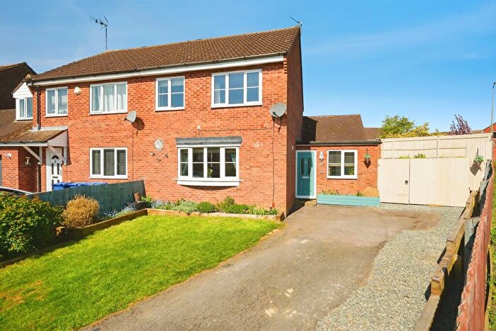 4 Bedroom Semi-Detached House For Sale In Horsham Close, Banbury, OX16