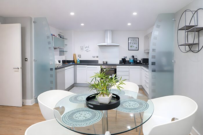 3 Bedroom Flat To Rent In Crews Street, London, E14