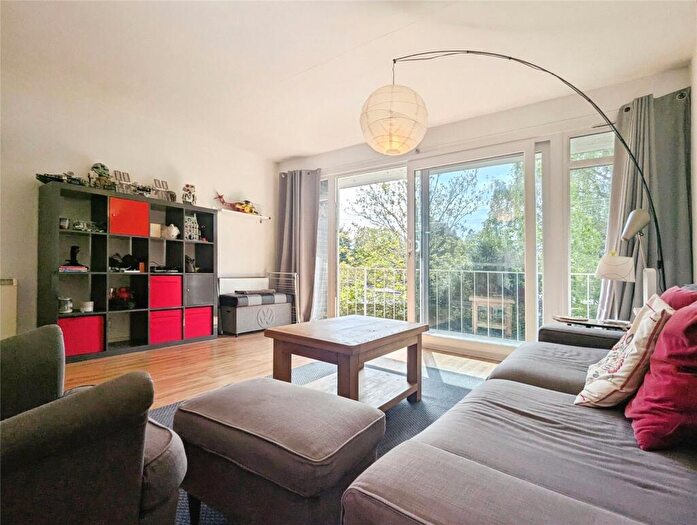 2 Bedroom Apartment For Sale In Southcote Road, Reading, Berkshire, RG30