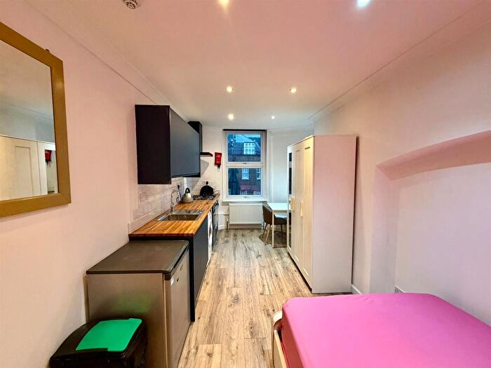 Studio To Rent In Kensington High Street, London, W8