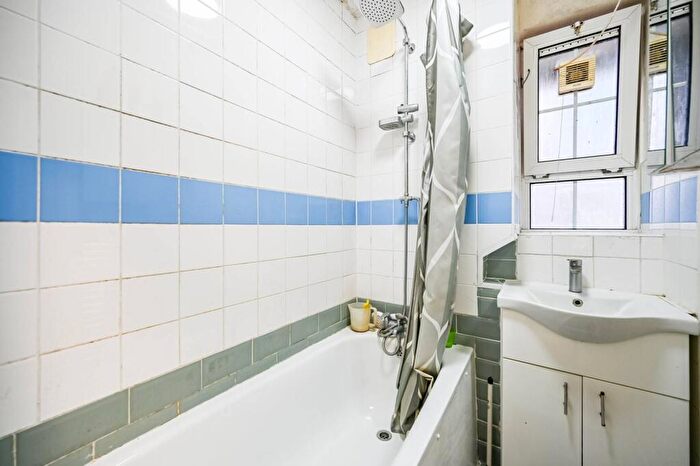 2 Bedroom Flat For Sale In Trinidad House, Docklands, London, E14